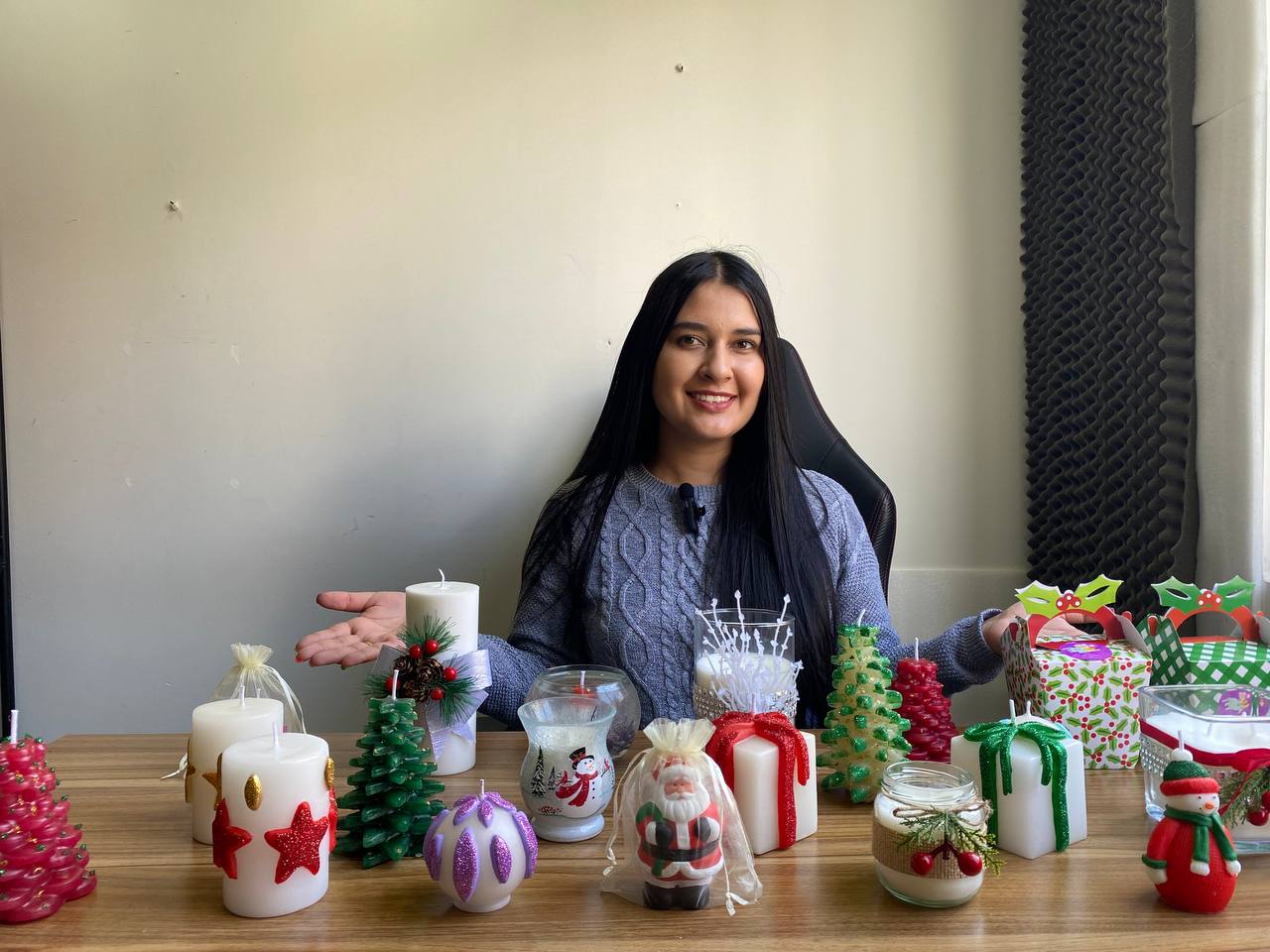 Erika mostrando su colección completa de velas navideñas artesanales